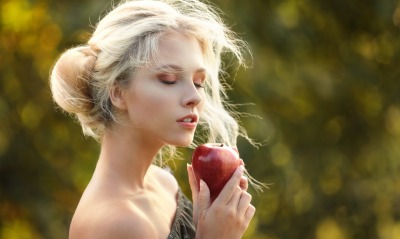 девушка блондинка яблоко лицо
