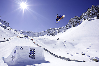 Сноубордист совершает невероятный прыжок с трамплина. (Код изображения: 20054)