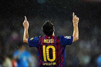 Лионель Месси (Lionel Messi) радуется дождю. (Код изображения: 20063)