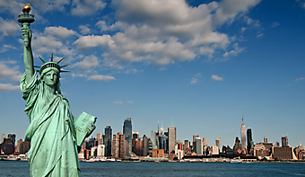 Статуя Свободы на фоне Нью-Йорка. (Код изображения: 02124)