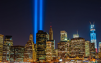 Красивые лучи прожекторов над Нью-Йорком. (Код изображения: 02134)
